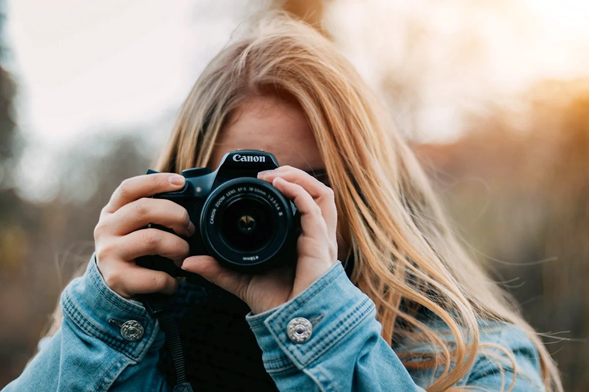 Девушка с фотоаппаратом
