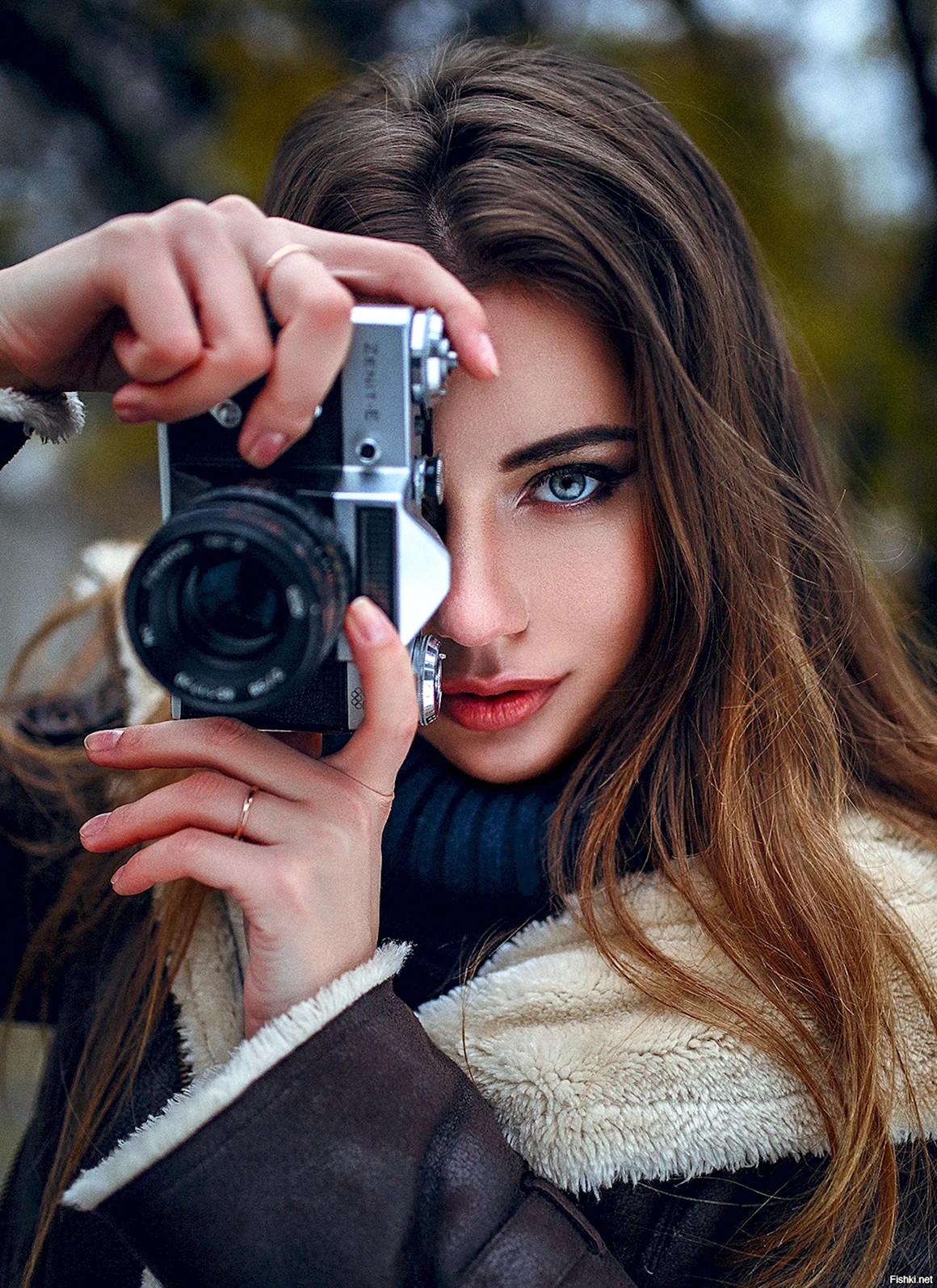 Девушка с фотоаппаратом