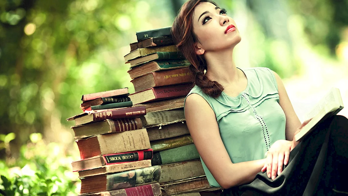 Девушка с книгой