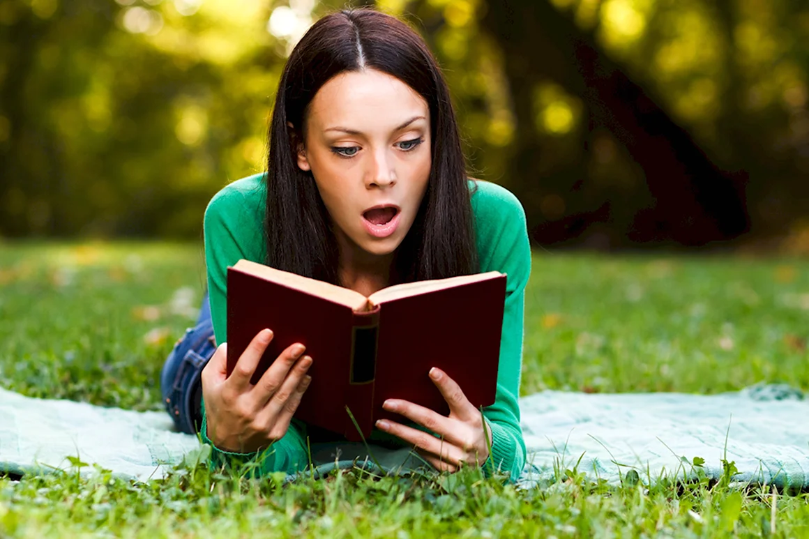 Девушка с книгой