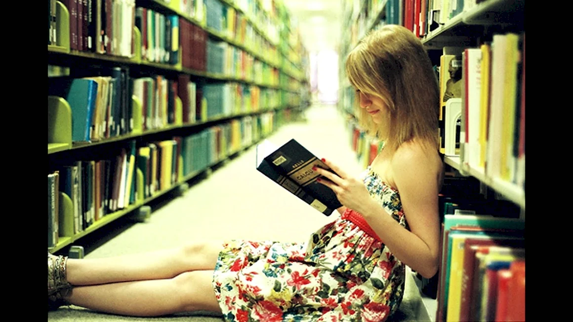 Девушка с книгой
