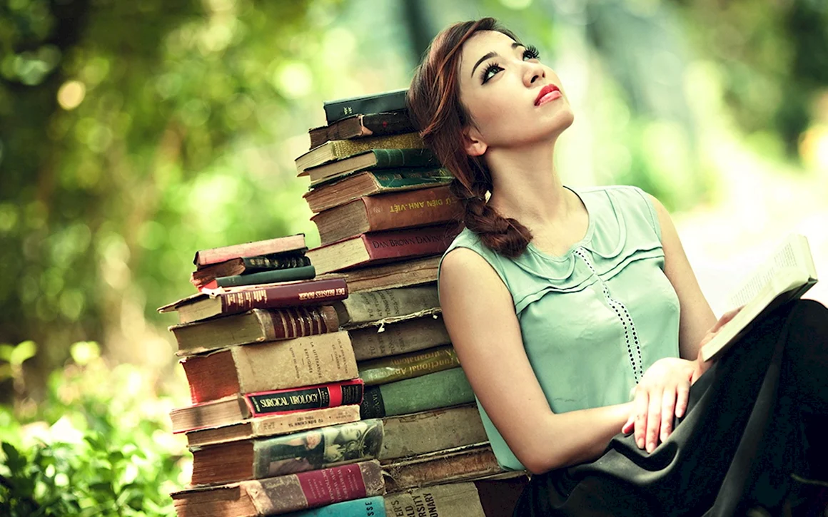 Девушка с книгой