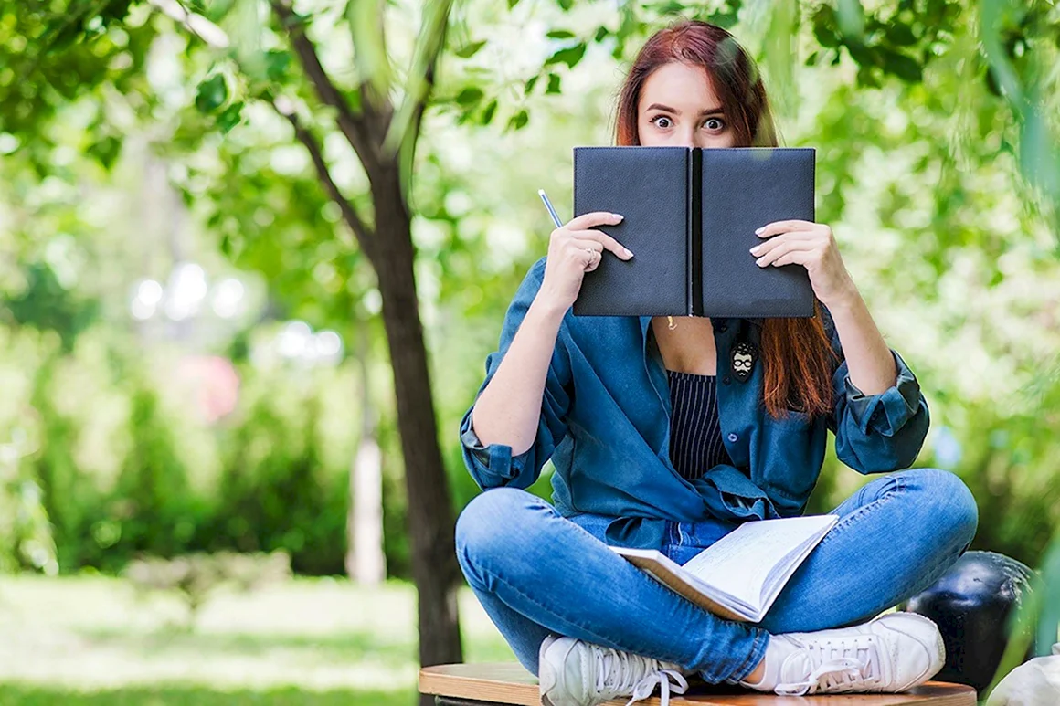 Девушка с книгой в руках