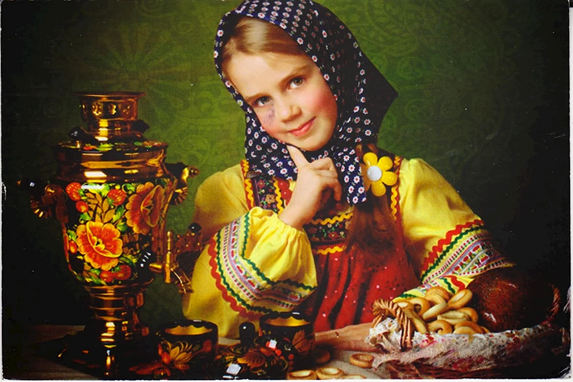 Девушка с самоваром