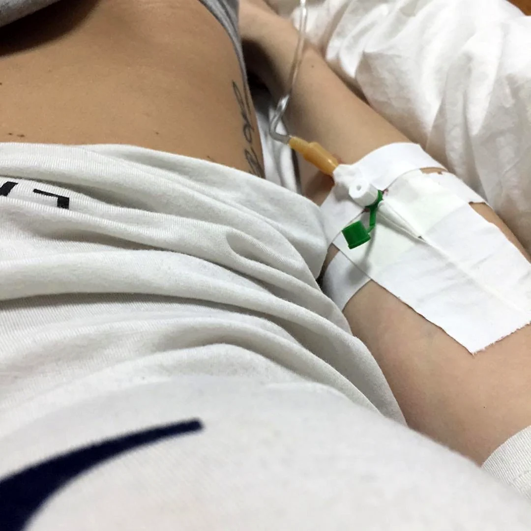 Девушка в больнице под капельницей