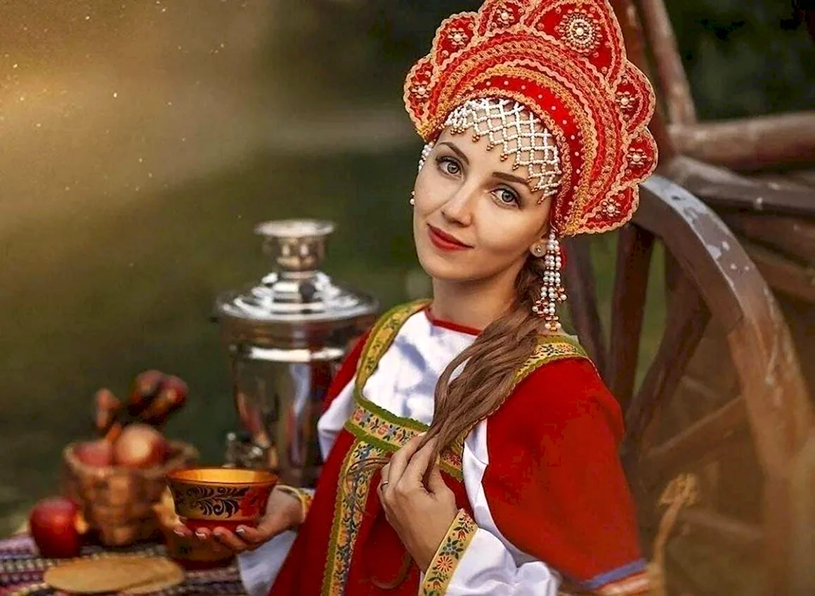 Девушка в сарафане и кокошнике
