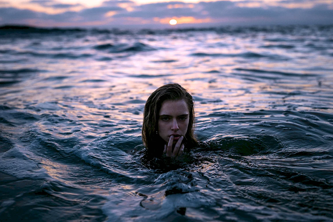 Девушка в воде
