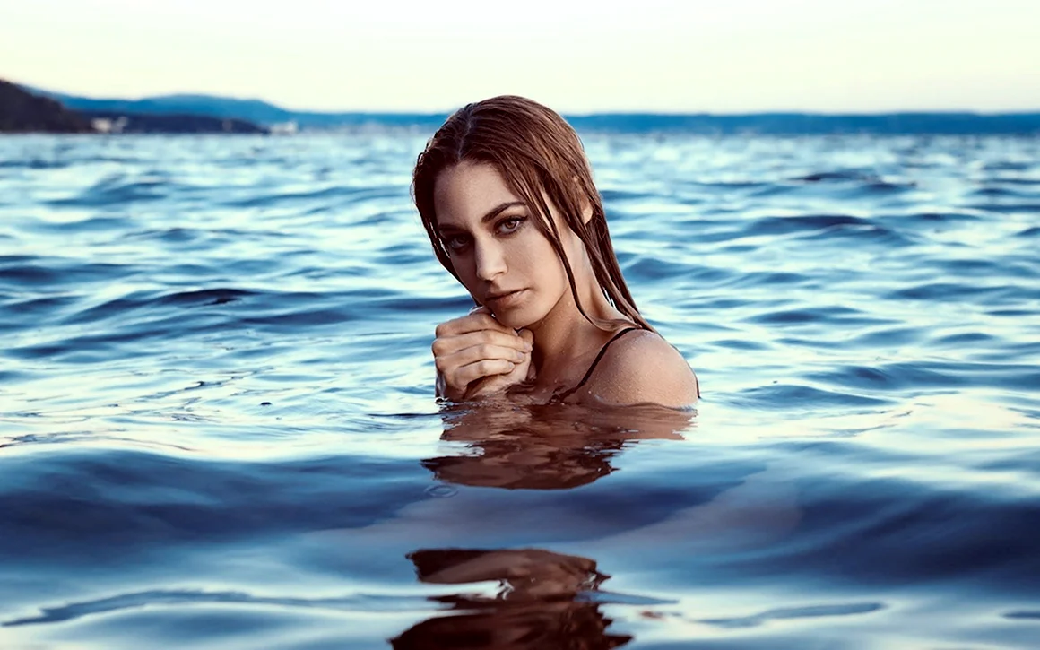 Девушка в воде