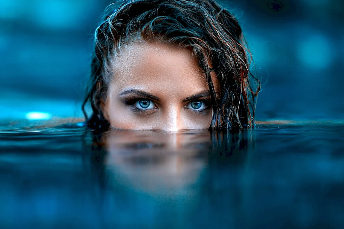 Девушка в воде