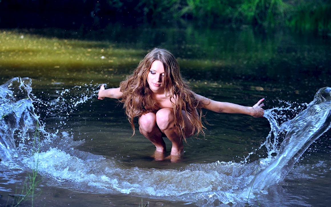 Девушка в воде