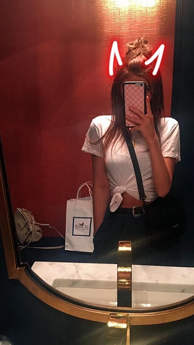 Девушка в зеркале