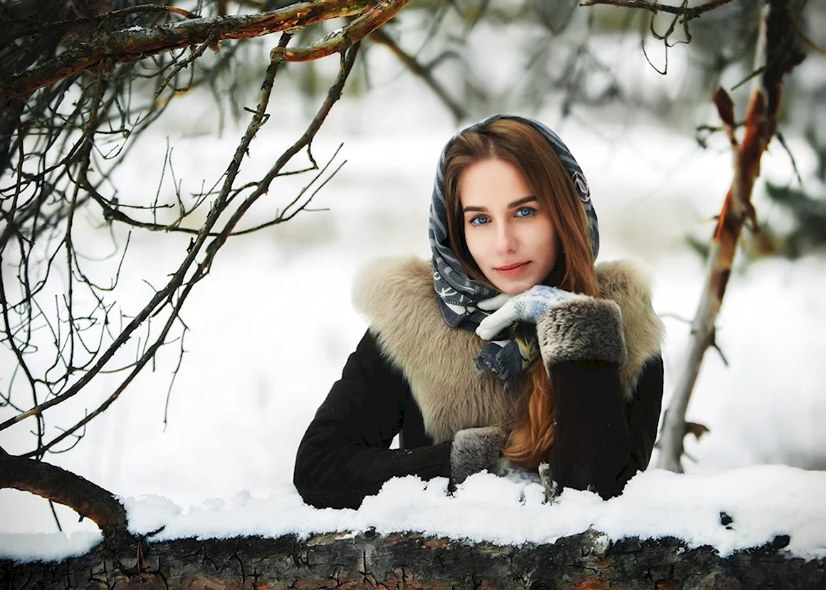 Девушка в зимнем лесу