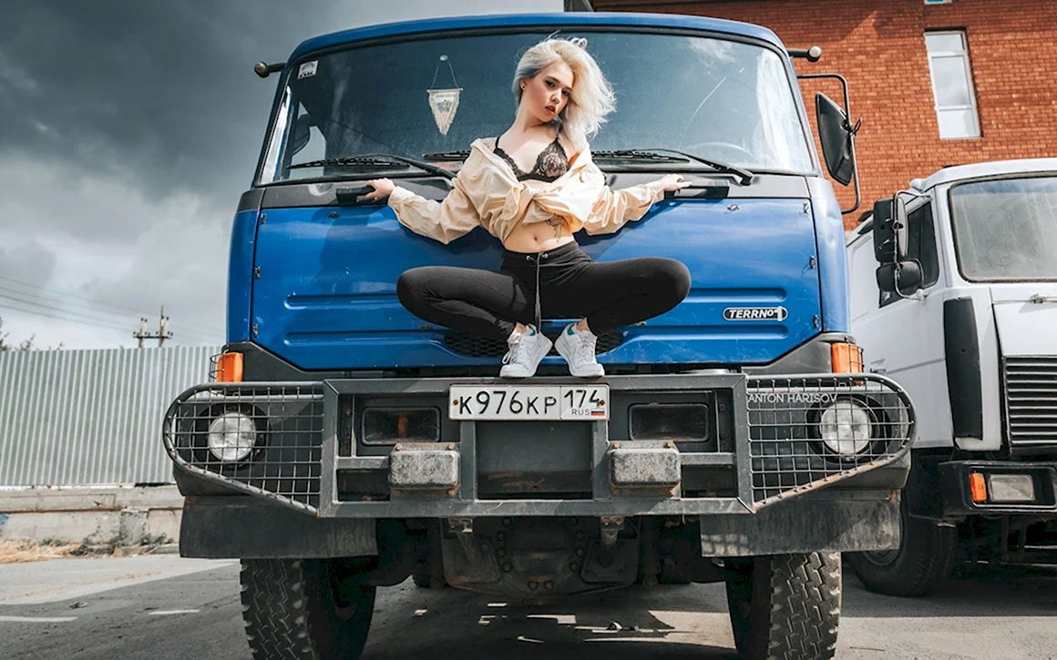 Девушки и Грузовики