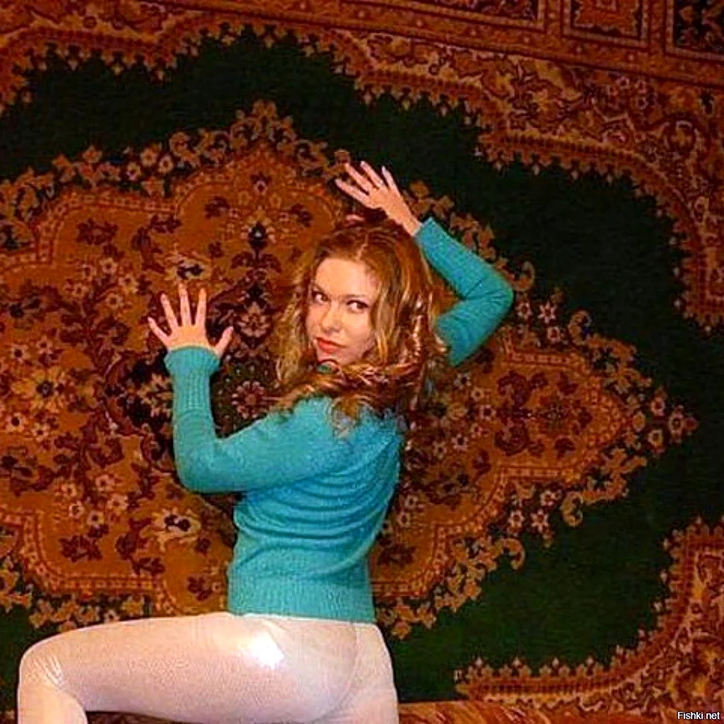 Девушки на фоне ковра