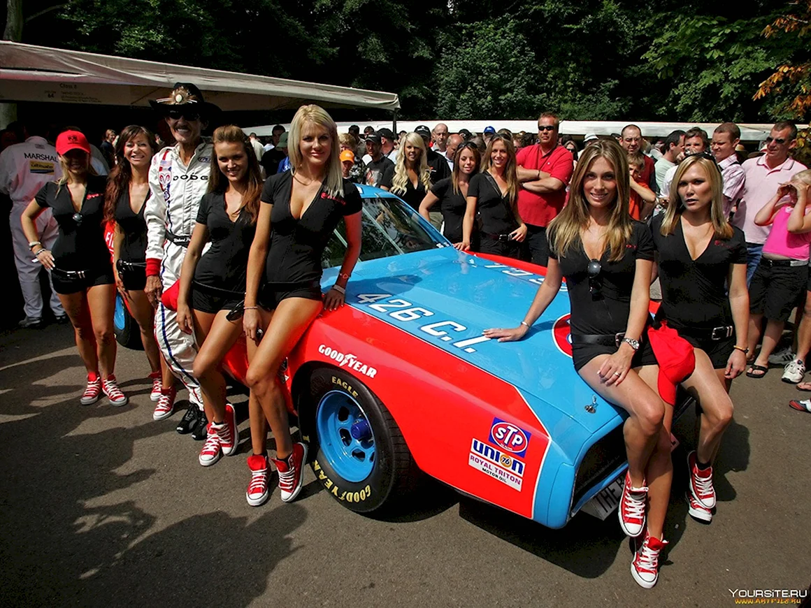 Девушки на гонках автомобилей