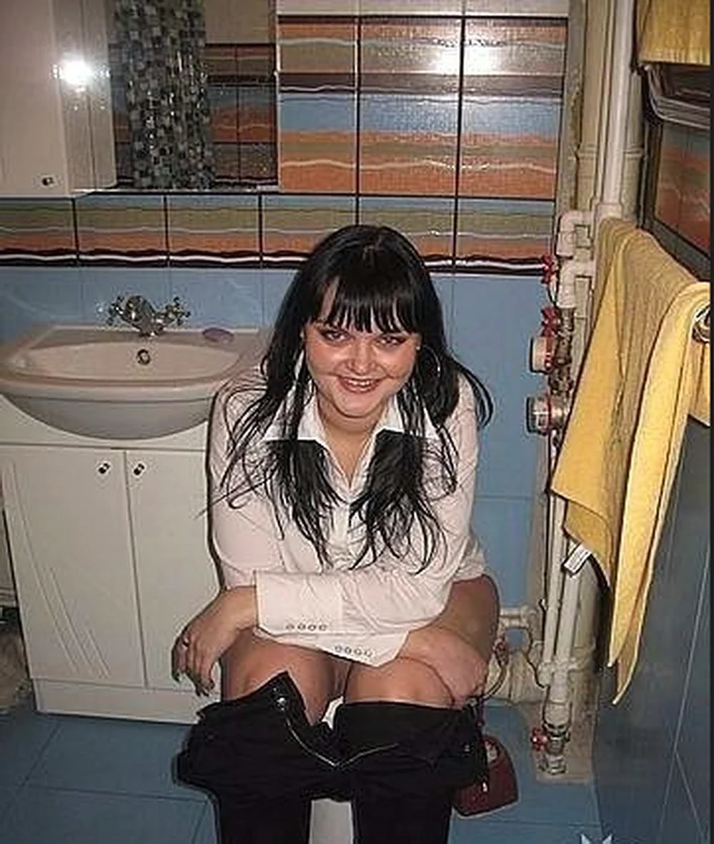 Девушки на унитазе из соцсетей