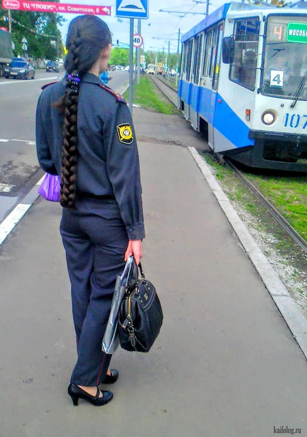 Девушки полицейские в метро