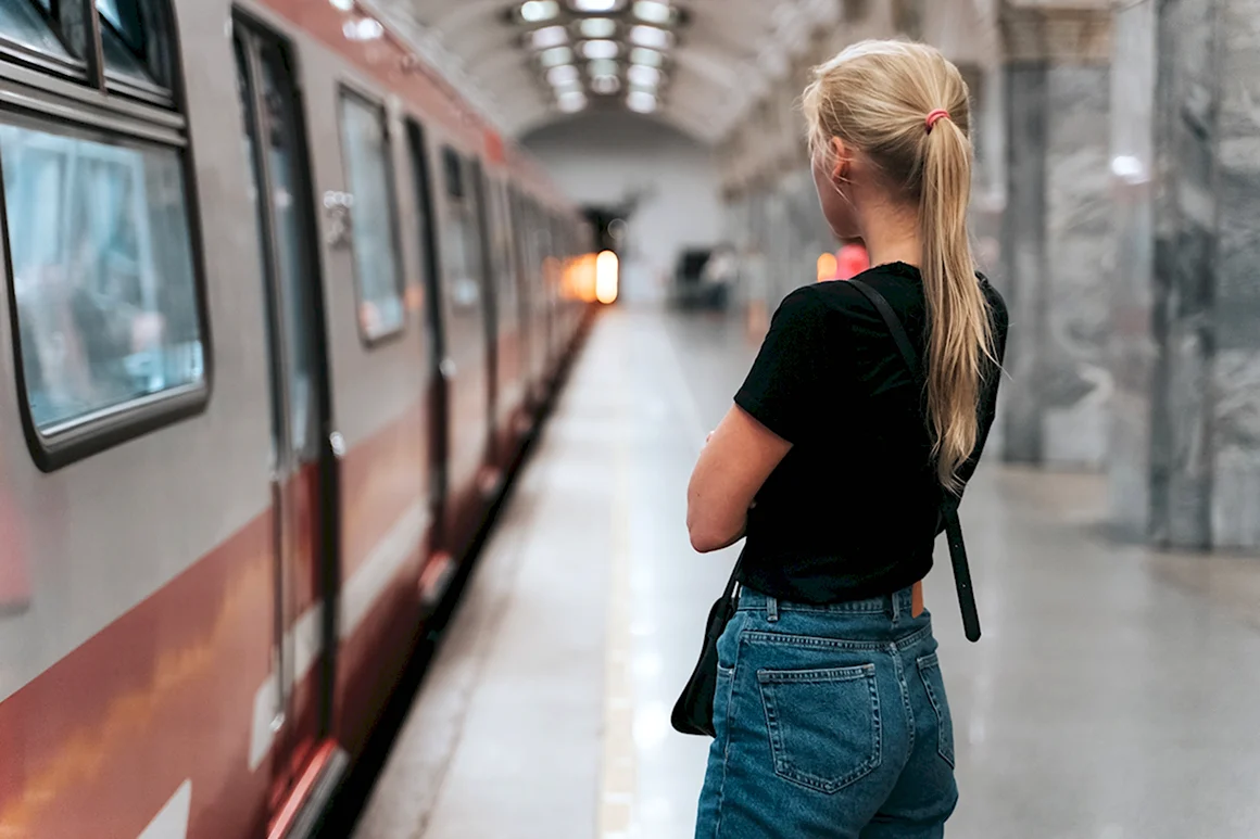 Девушки в метро
