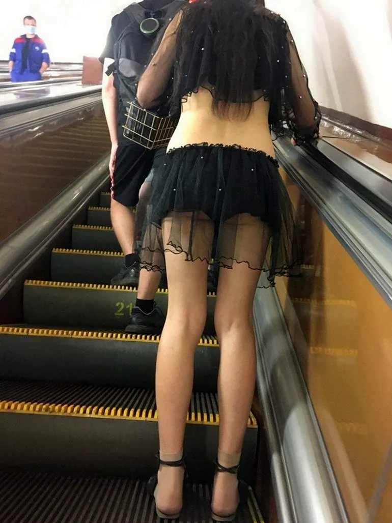 Девушки в метро
