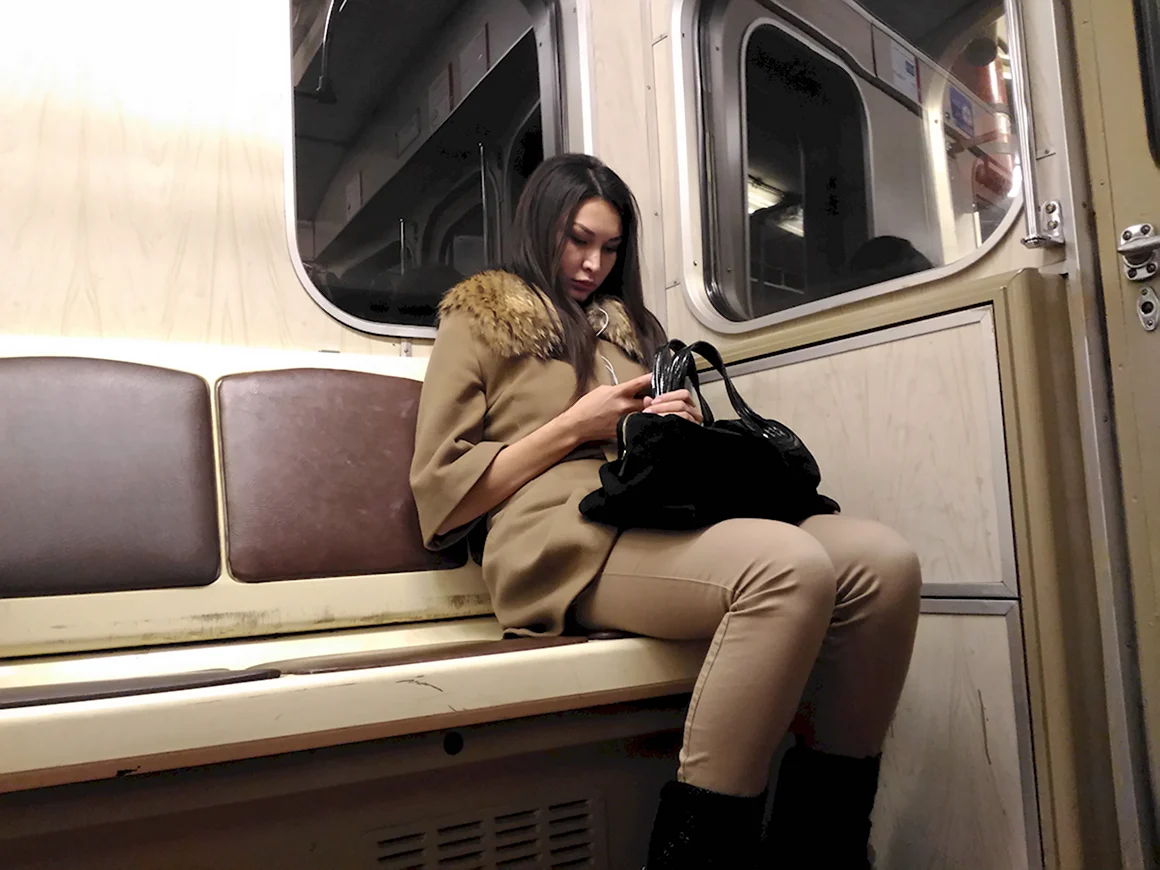Девушки в метро