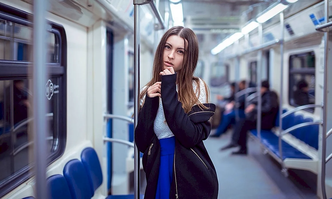 Девушки в метро