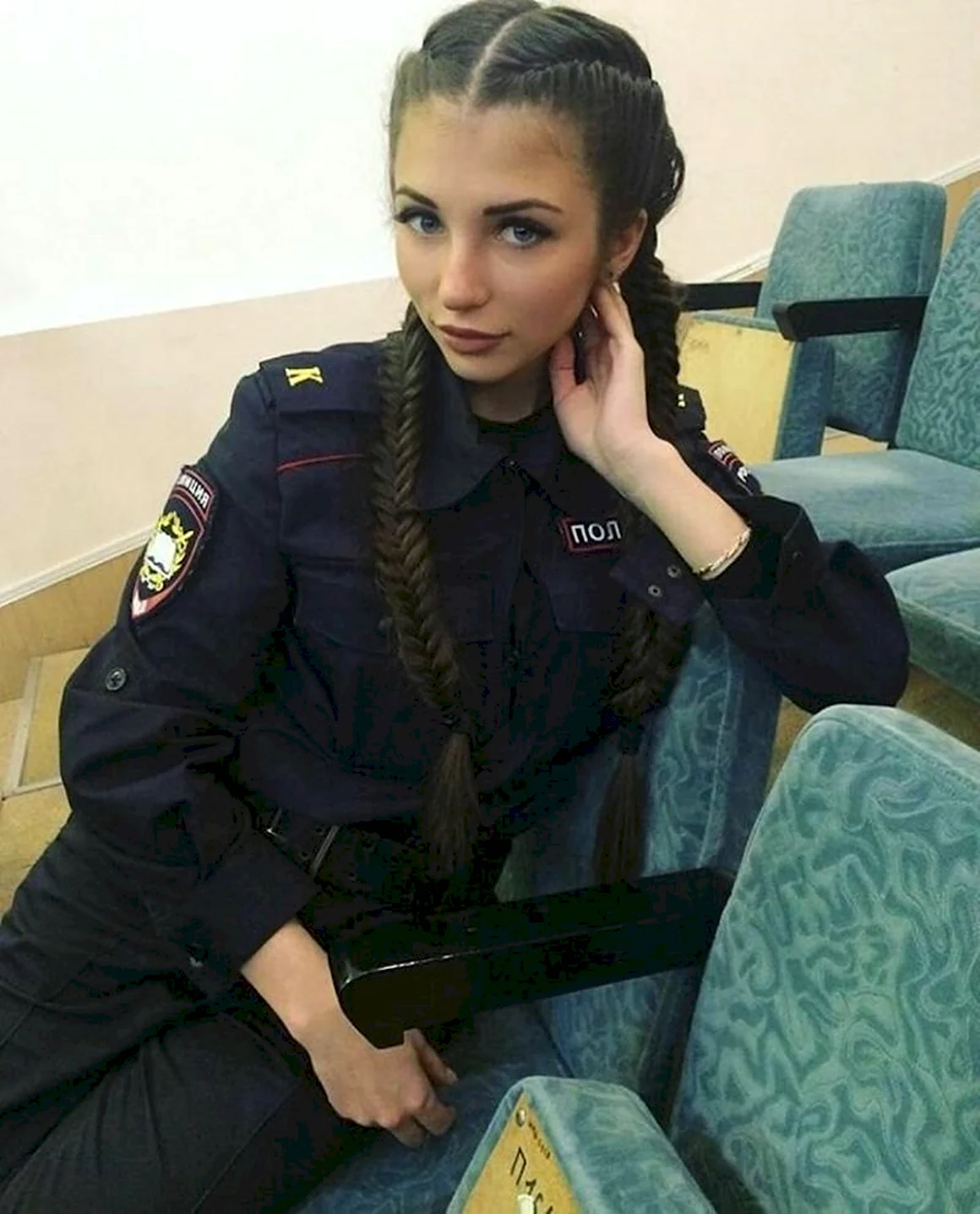 Девушки в полицейской форме