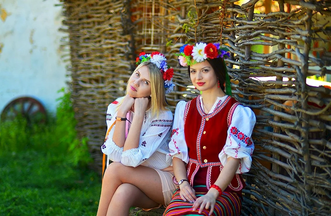 Девушки в вышиванках