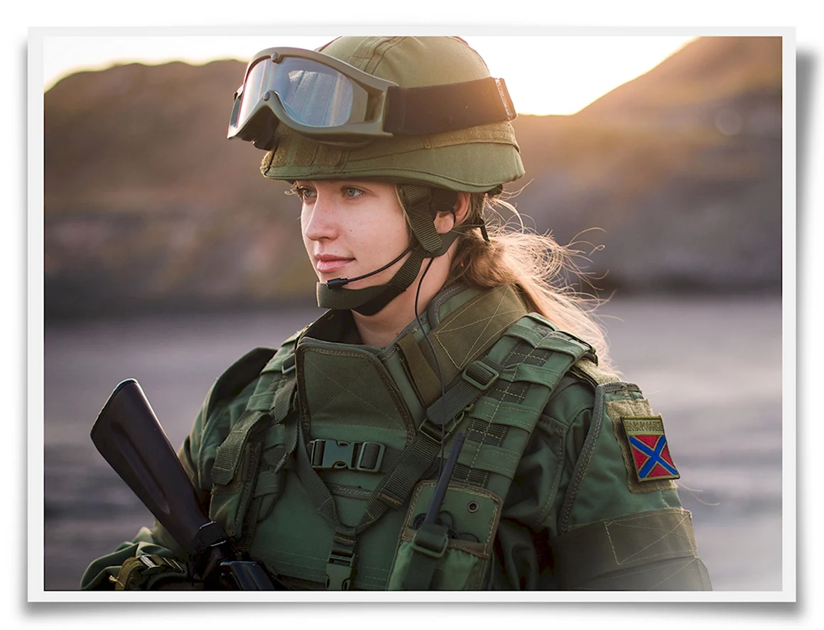 Девушки военные