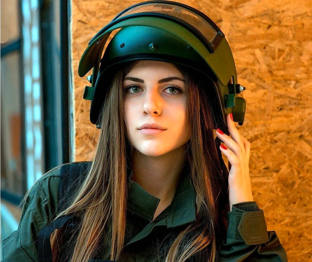 Девушки военные