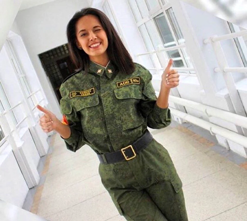 Девушки военные