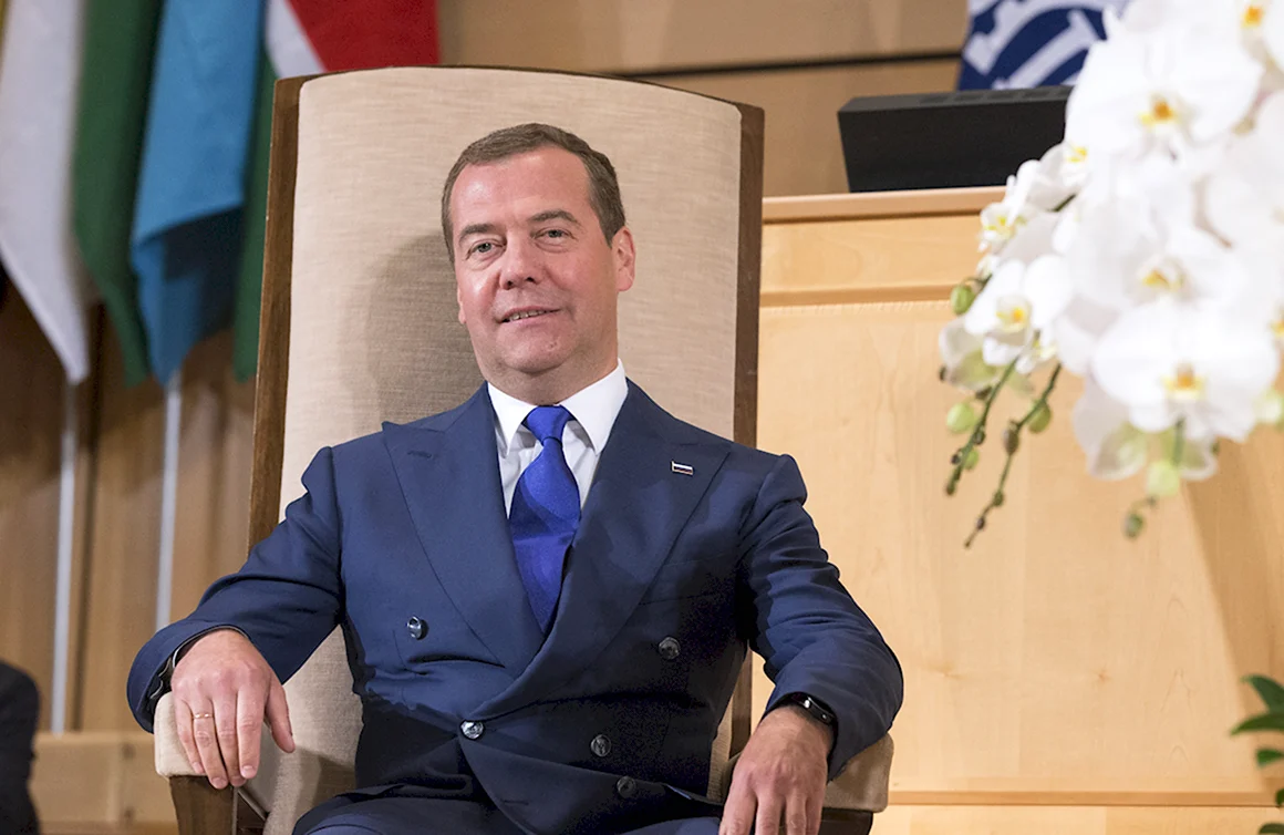 Дмитрий медвдедв смеётся
