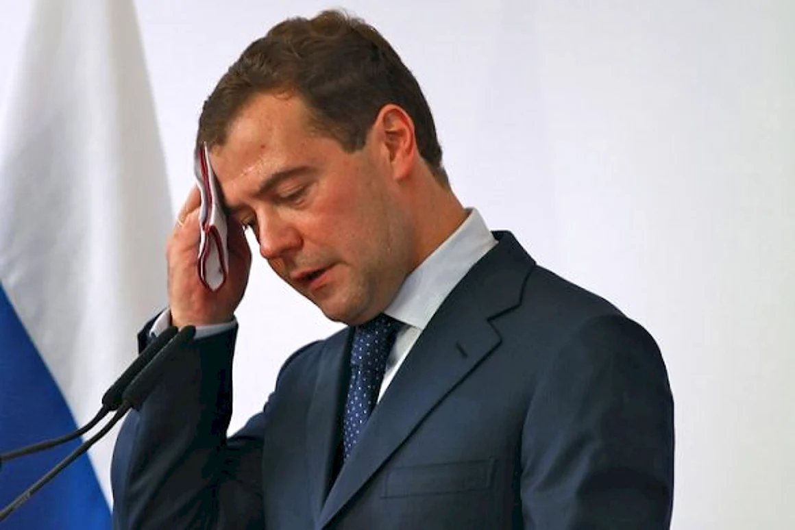 Дмитрий Медведев грустный