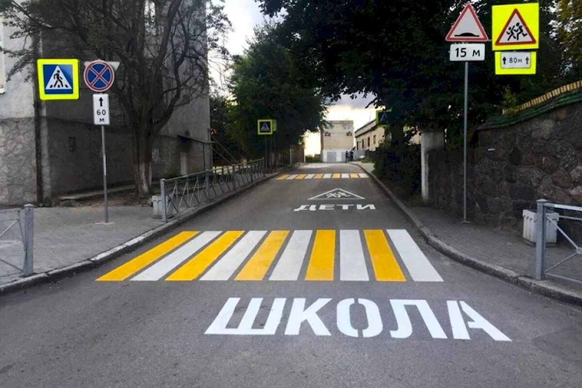 Дорожная разметка возле школы