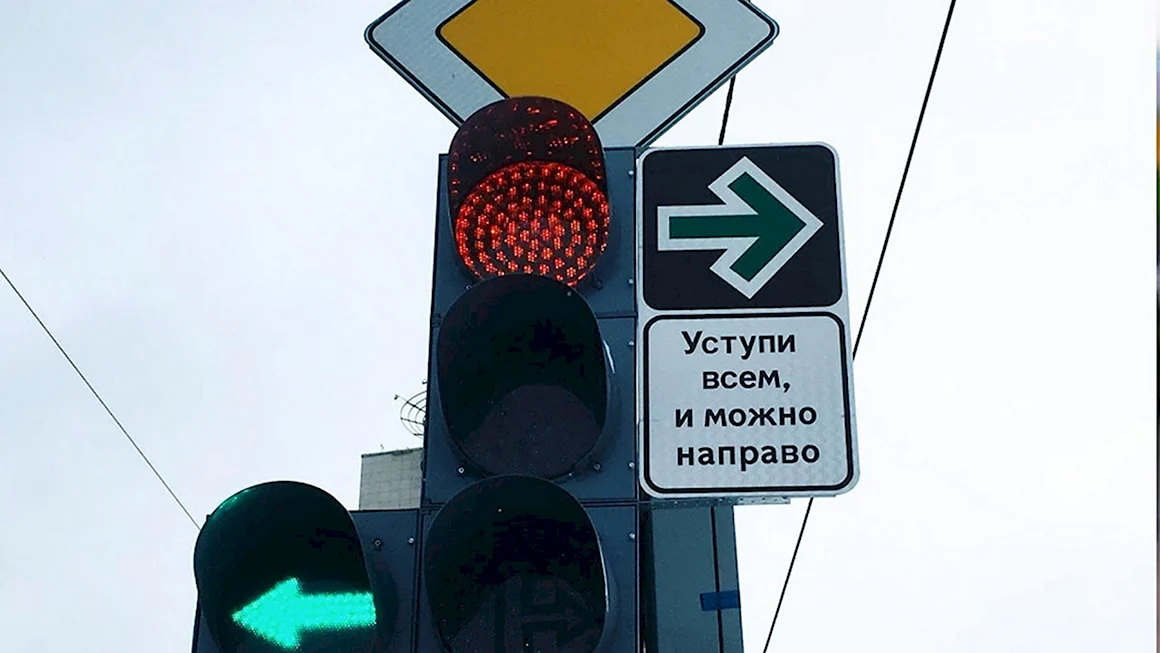 Дорожные знаки и светофоры на дороге
