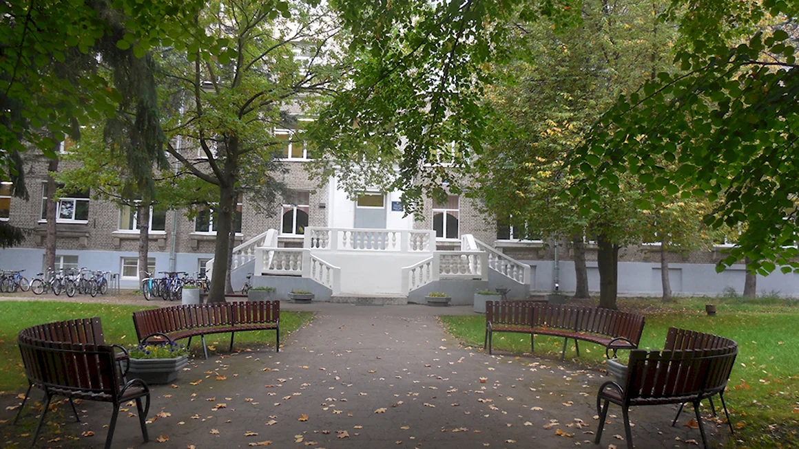 Двор школы