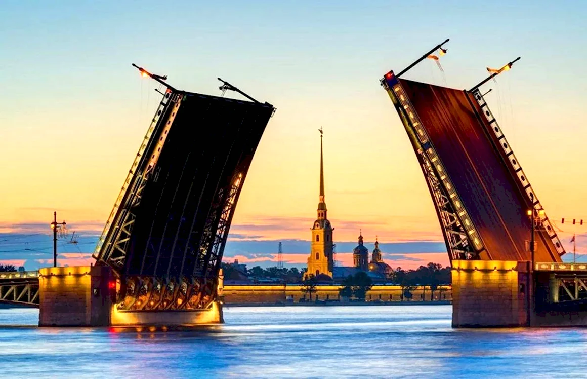 Дворцовый мост в Санкт-Петербурге 2021