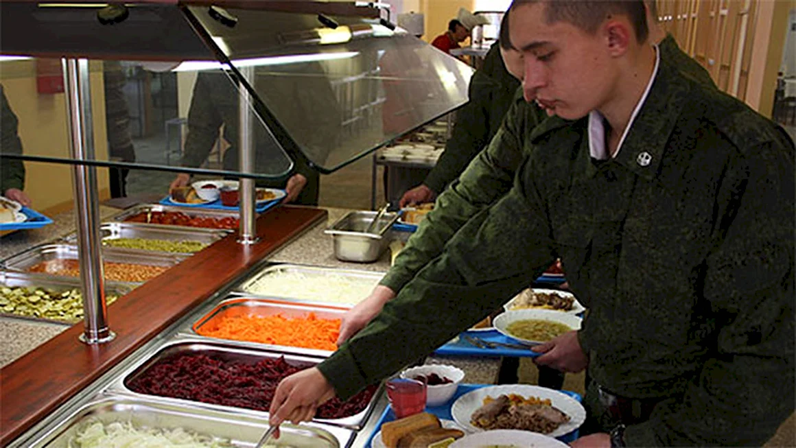 Еда в столовой армии
