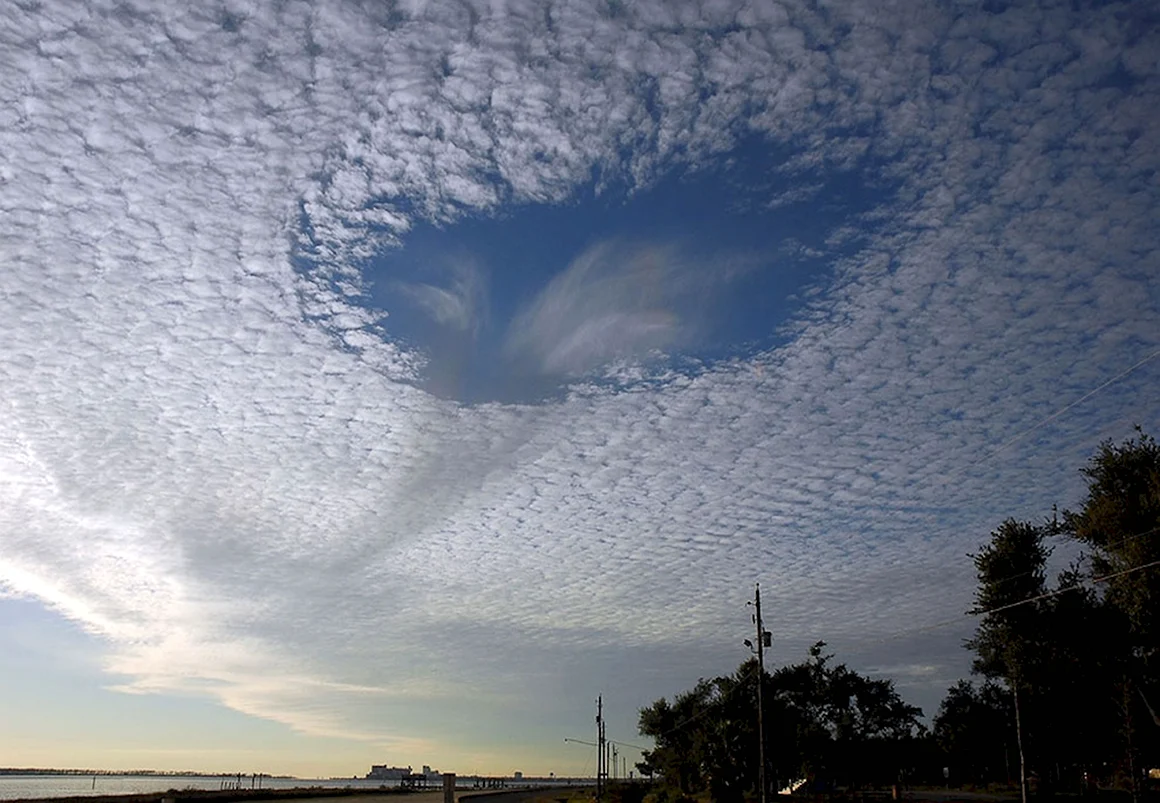 Эффект Fallstreak в перисто- кучевых облаках