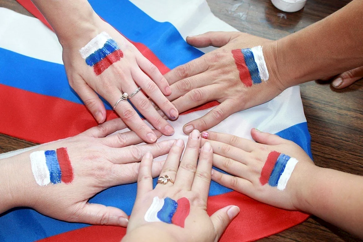 Флаг России в руках