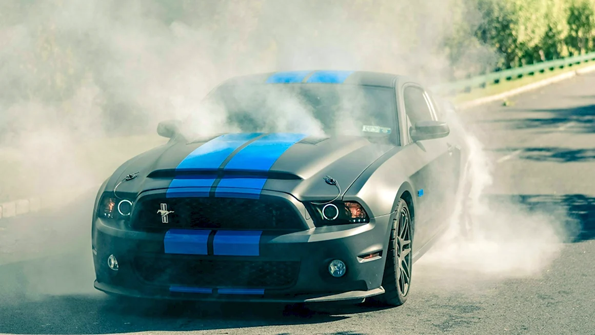 Ford Mustang Shelby gt500 в дыму