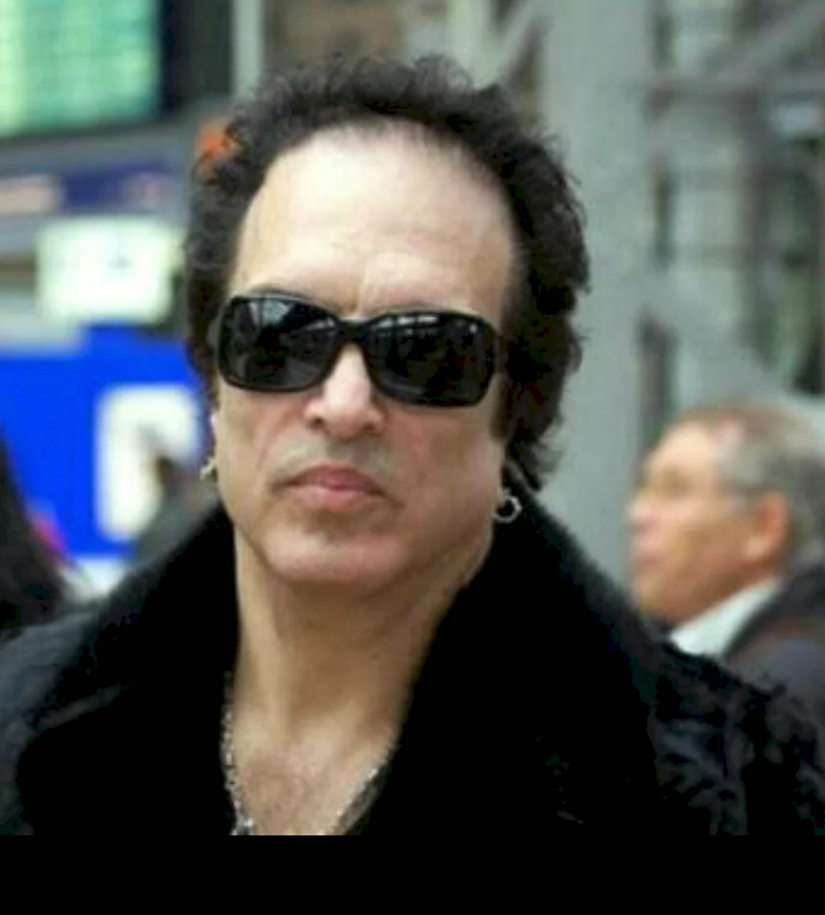 Gene Simmons лысый