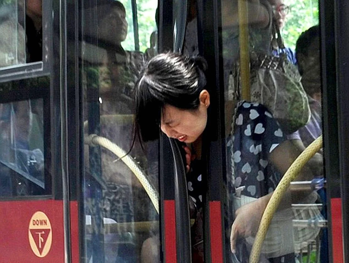 Голова застряла в автобусе