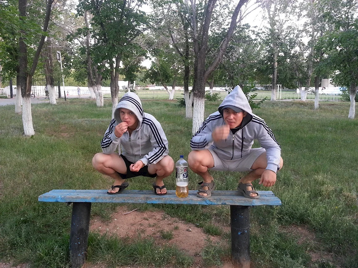 Гопники на скамейке