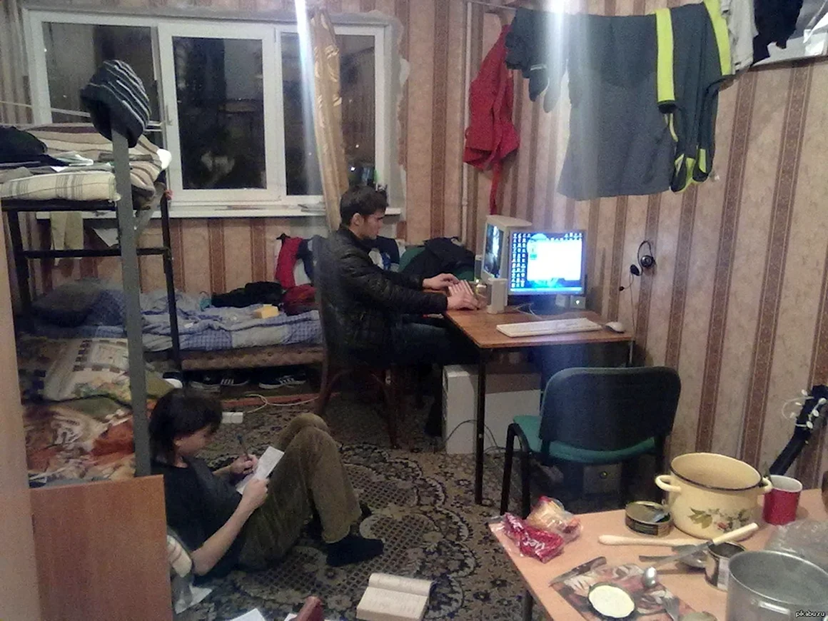 Грязная комната в общаге