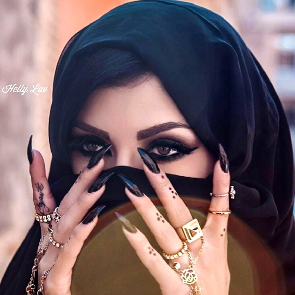 Helly Luv Makeup