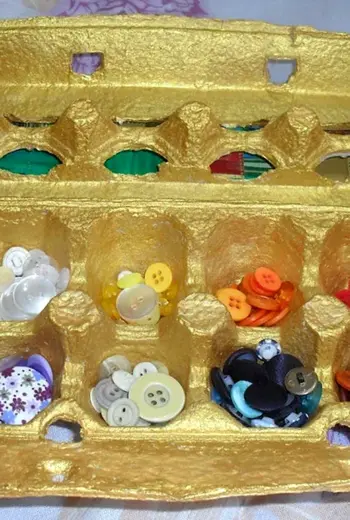 Из коробки для яиц
