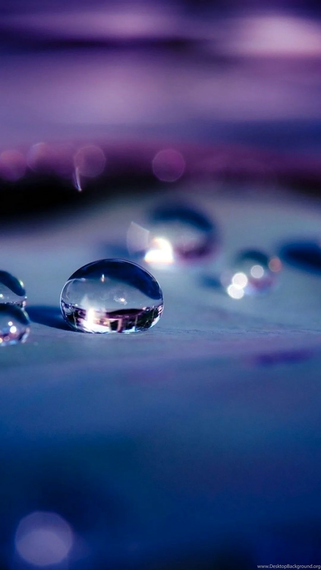 Капли воды на столе