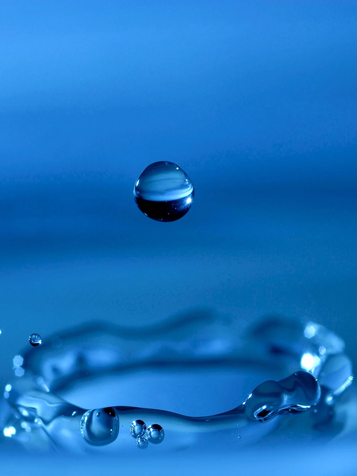 Капли воды на столе