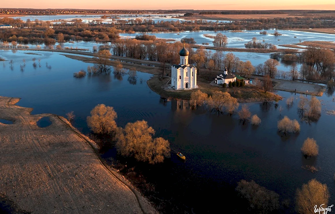 Храм Покрова на Нерли разлив