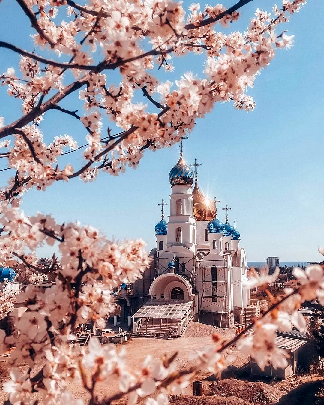 Храм весной